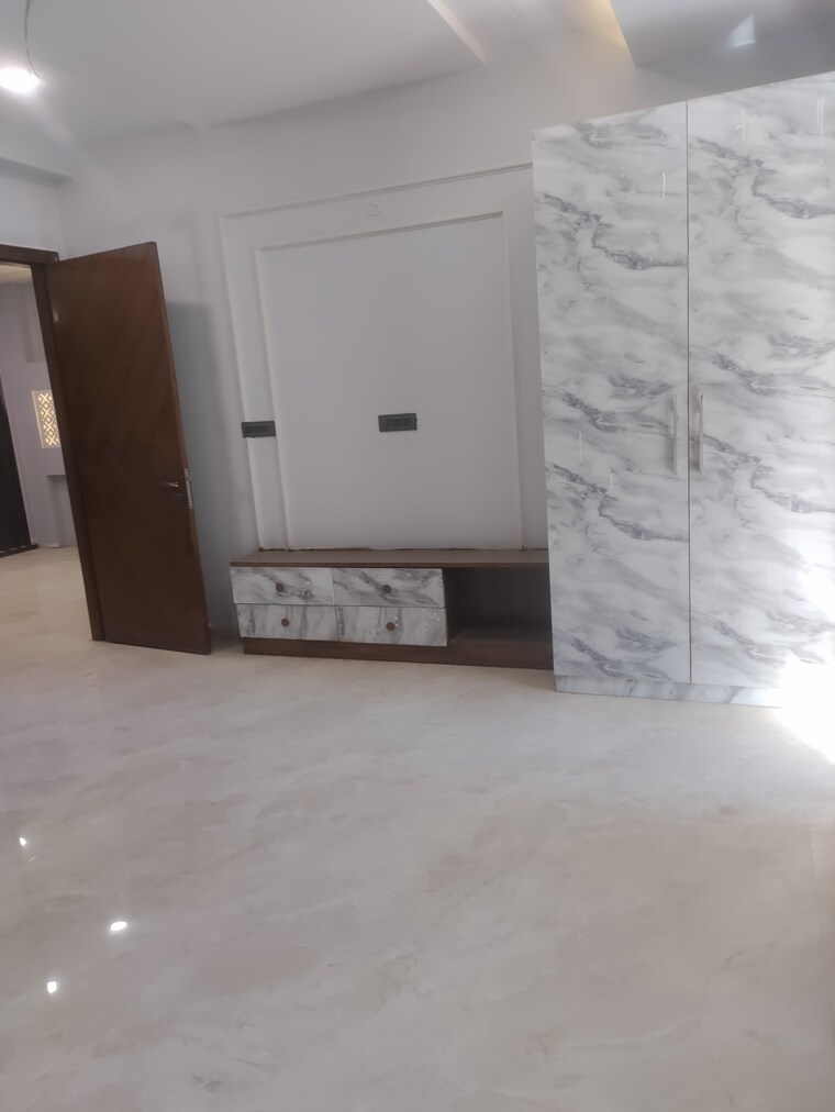 Room, sector 85 4 Bedroom 303 Sq.Yd. Builder Floor In Sector 85 Faridabad 8309945