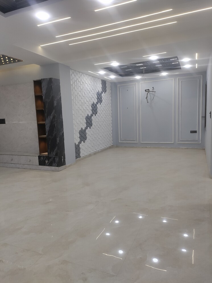 Room, sector 85 4 Bedroom 303 Sq.Yd. Builder Floor In Sector 85 Faridabad 8309945