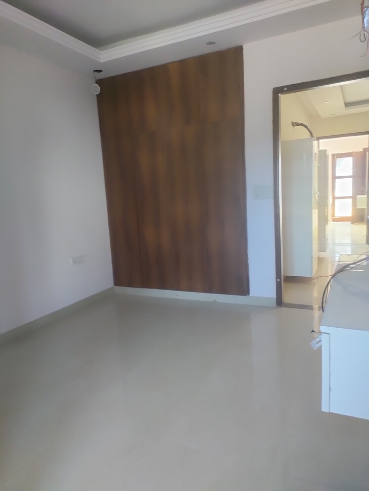 Room, sector 85 3 Bedroom 250 Sq.Yd. Builder Floor In Sector 85 Faridabad 8310069