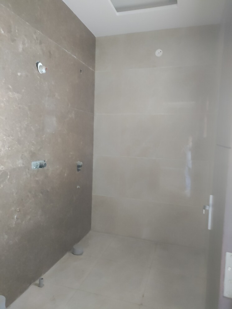 Room, sector 85 3 Bedroom 250 Sq.Yd. Builder Floor In Sector 85 Faridabad 8310069