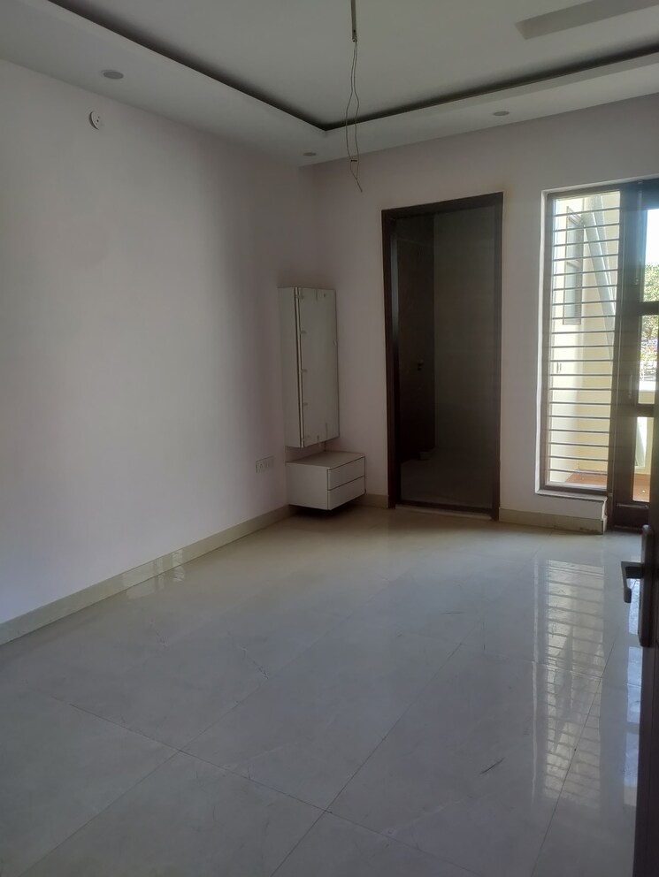 Room, sector 85 3 Bedroom 250 Sq.Yd. Builder Floor In Sector 85 Faridabad 8310069