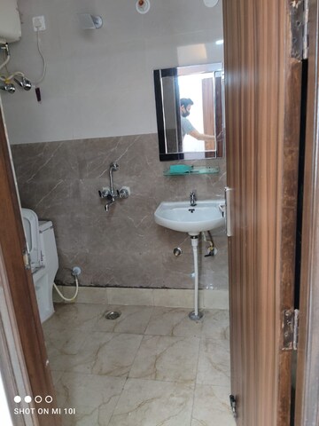 Bathroom in 1 BHK Builder Floor at Sector 27 – for Rent