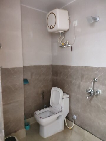 Bathroom in 1 BHK Builder Floor at Sector 27 – for Rent