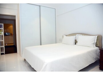 Room in 4 BHK Apartment at Bandra West – for Rent