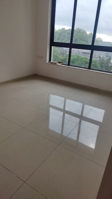 Room in 3 BHK Apartment at Shapoorji Pallonji Vicinia, Powai – for Rent