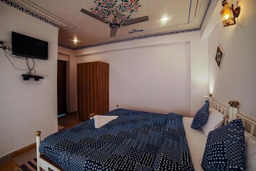 Bedroom in 3 BHK Builder Floor at DLF Vibhuti Khand, Gomti Nagar – for Rent