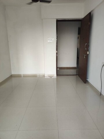 Room in 2 BHK Apartment at Chandiwala Pearl Heaven, Andheri East – for Rent