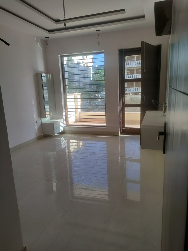 Room, sector 85 3 Bedroom 250 Sq.Yd. Builder Floor In Sector 85 Faridabad 8310312