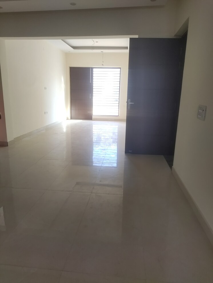 Room, sector 85 3 Bedroom 250 Sq.Yd. Builder Floor In Sector 85 Faridabad 8310312