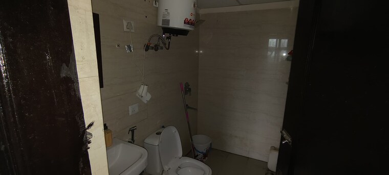Bathroom, sethi-max-royale 2.5 Bedroom 1105 Sq.Ft. Apartment In Sector 76 Noida 8310478
