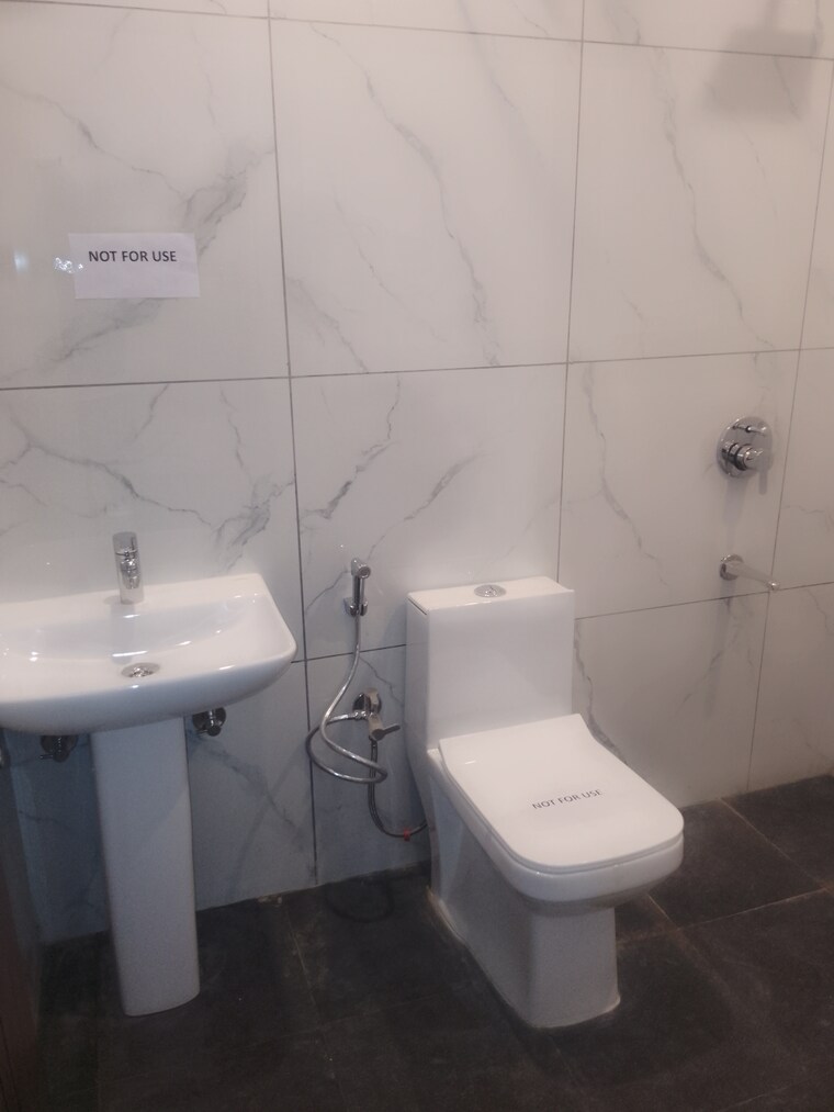 Bathroom, ludhiana chandigarh hwy 2 Bedroom 100 Sq.Yd. Apartment In LudhianA Chandigarh Hwy Mohali 8310899