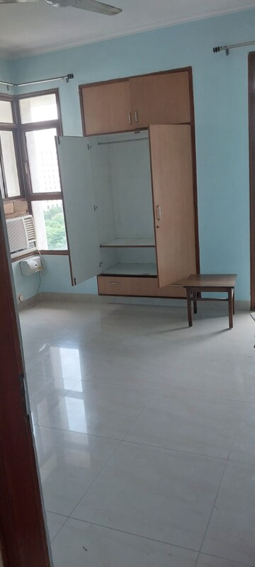 Room in 2 BHK Builder Floor at Unitech Arcadia, South City 2 – for Rent
