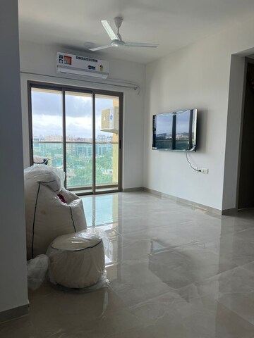 Room in 2 BHK Apartment at Sheth Vasant Oasis, Andheri East – for Rent