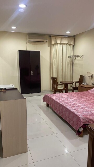 Bedroom in 5 BHK Apartment at Churchgate – for Sale