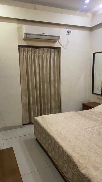 Bedroom in 5 BHK Apartment at Churchgate – for Sale