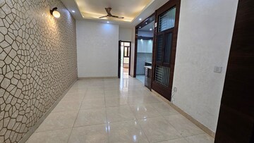 Room in 3 BHK Builder Floor at Gyan Khand – for Rent