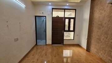 Room in 3 BHK Builder Floor at Gyan Khand – for Rent