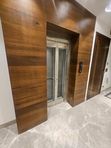 Room in 4 BHK Apartment at DLF City Phase IV, Dlf Phase iv – for Sale