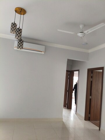 Room in 3 BHK Apartment at Central Park Flower Valley Aqua Front Towers, Sohna Sector 33 – for Rent