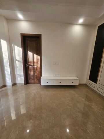 Room in 4 BHK Apartment at New Rajinder Nagar – for Sale