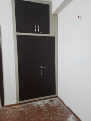 Furnished Amenities in 2.5 BHK Apartment at Amrapali Golf Homes, Sector 4, Greater Noida – for Rent