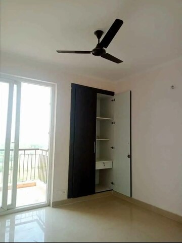 Room in 3 BHK Apartment at Amrapali Golf Homes, Sector 4, Greater Noida – for Rent