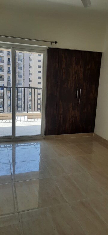 Room in 3 BHK Apartment at Amrapali Golf Homes, Sector 4, Greater Noida – for Rent