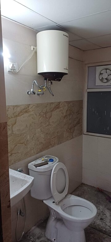 Furnished Amenities in 3 BHK Apartment at Amrapali Golf Homes, Sector 4, Greater Noida – for Rent