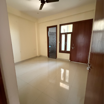 Room in 3.5 BHK Builder Floor at Sector 63a – for Rent