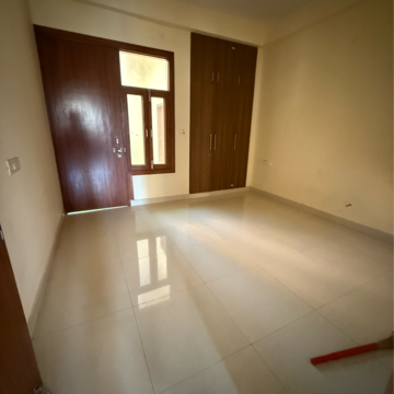 Room in 3.5 BHK Builder Floor at Sector 63a – for Rent