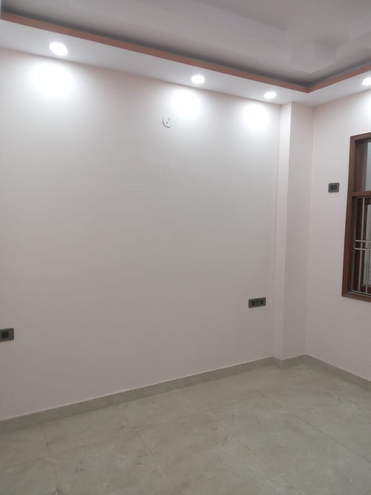 Room, kishan ganj 3 Bedroom 70 Sq.Yd. Builder Floor In Kishan Ganj Delhi 8313502