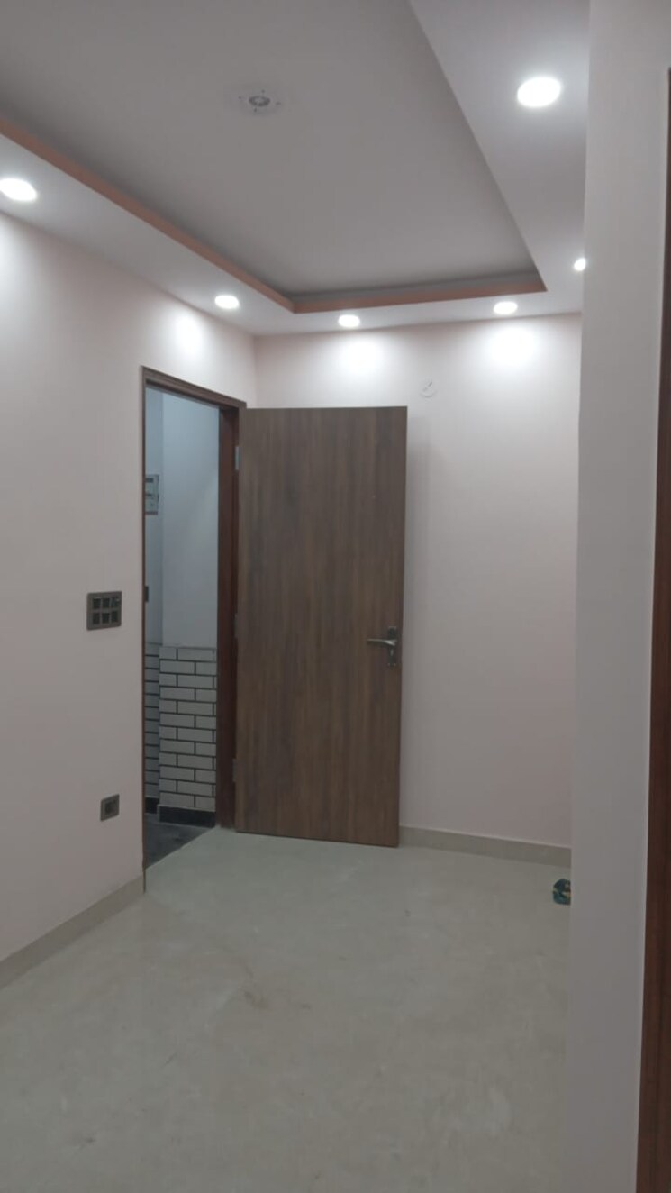 Room, kishan ganj 3 Bedroom 70 Sq.Yd. Builder Floor In Kishan Ganj Delhi 8313502