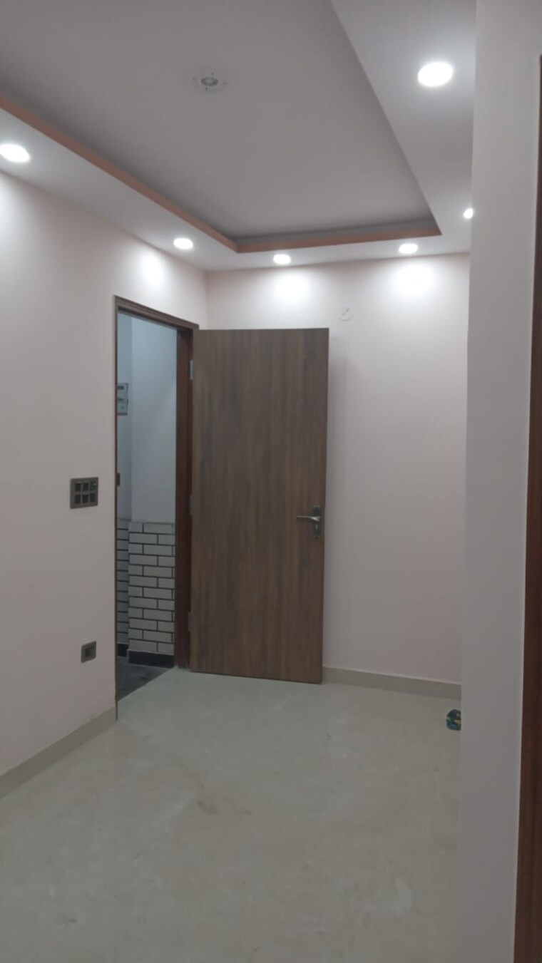Room, kishan ganj 3 Bedroom 70 Sq.Yd. Builder Floor In Kishan Ganj Delhi 8313502