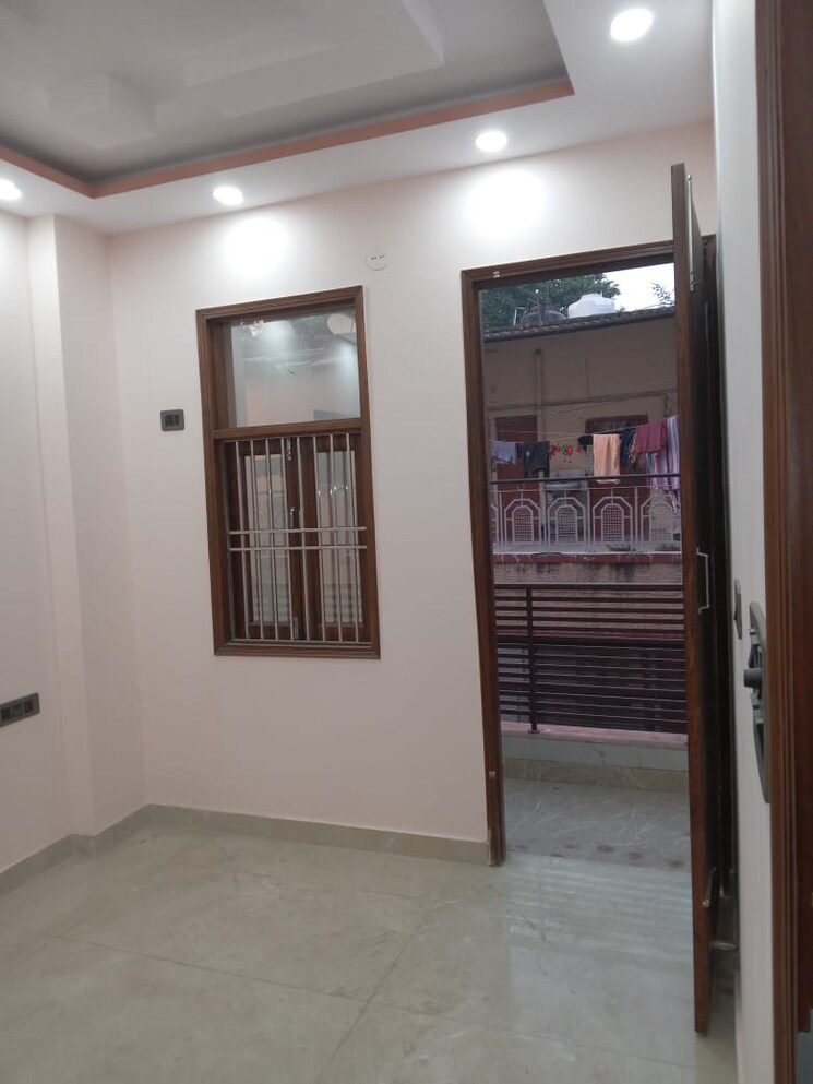 Room, kishan ganj 3 Bedroom 70 Sq.Yd. Builder Floor In Kishan Ganj Delhi 8313502