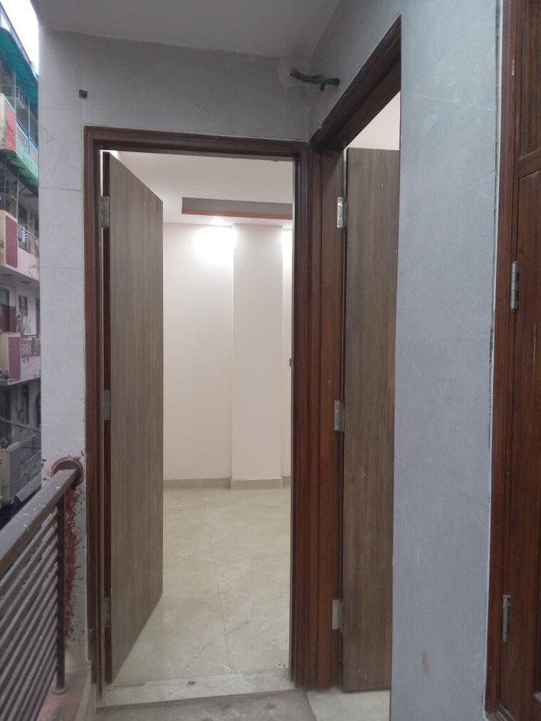 Room, kishan ganj 3 Bedroom 70 Sq.Yd. Builder Floor In Kishan Ganj Delhi 8313502