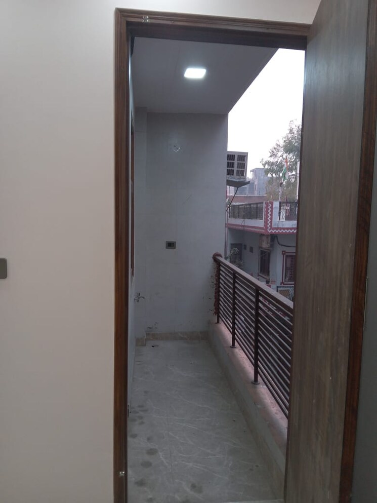 Balcony, kishan ganj 3 Bedroom 70 Sq.Yd. Builder Floor In Kishan Ganj Delhi 8313502