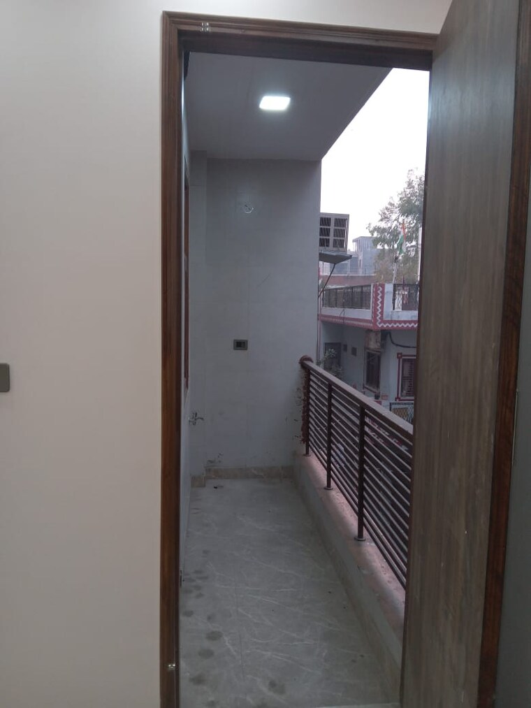 Balcony, kishan ganj 3 Bedroom 70 Sq.Yd. Builder Floor In Kishan Ganj Delhi 8313502