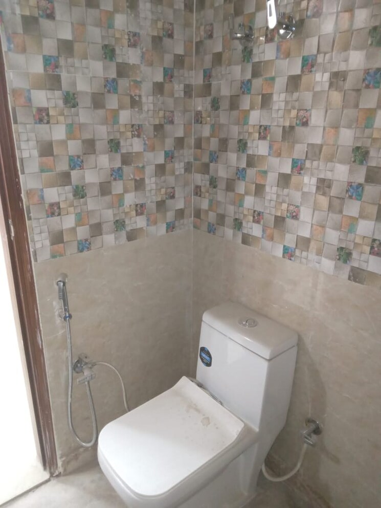 Bathroom, laxmi nagar 3 Bedroom 71 Sq.Yd. Builder Floor In Laxmi Nagar Delhi 8313713