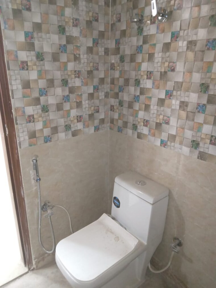 Bathroom, laxmi nagar 3 Bedroom 71 Sq.Yd. Builder Floor In Laxmi Nagar Delhi 8313713