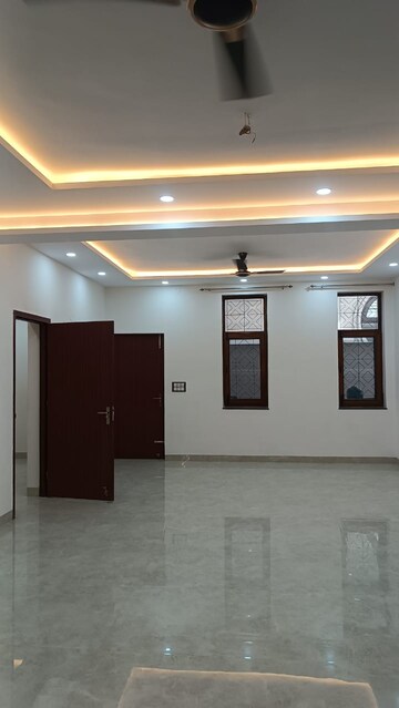 Room in 3 BHK Independent House at Sector 44 – for Rent