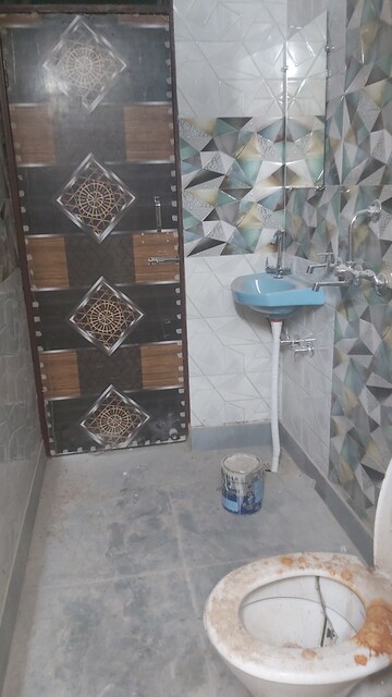Bathroom in 2.5 BHK Builder Floor at Mayur Vihar 1 – for Rent