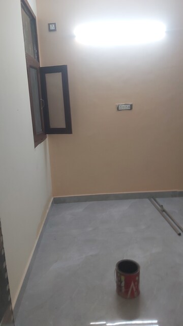 Room in 2.5 BHK Builder Floor at Mayur Vihar 1 – for Rent