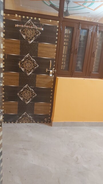 Living Room in 2.5 BHK Builder Floor at Mayur Vihar 1 – for Rent