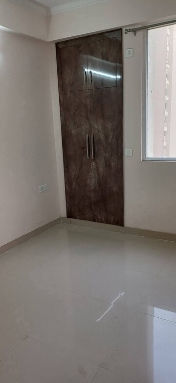 Room in 2.5 BHK Apartment at Amrapali Golf Homes, Sector 4, Greater Noida – for Rent