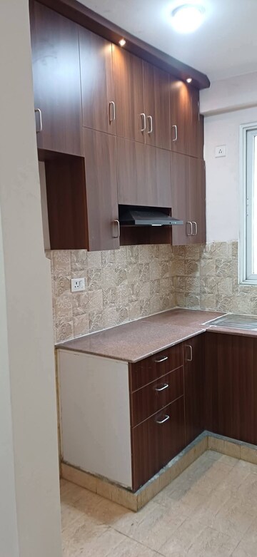 Kitchen in 2.5 BHK Apartment at Amrapali Golf Homes, Sector 4, Greater Noida – for Rent