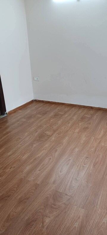 Room in 2.5 BHK Apartment at Amrapali Golf Homes, Sector 4, Greater Noida – for Rent
