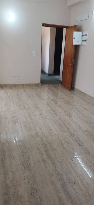 Room in 2.5 BHK Apartment at Amrapali Golf Homes, Sector 4, Greater Noida – for Rent