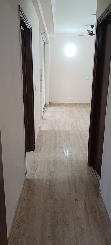Room in 2.5 BHK Apartment at Amrapali Golf Homes, Sector 4, Greater Noida – for Rent
