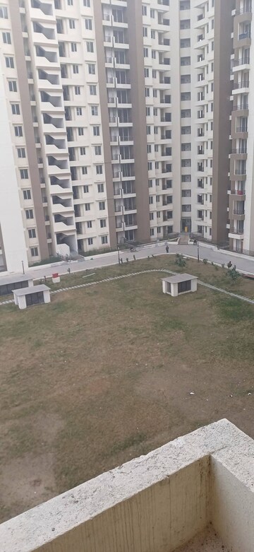 2.5 BHK Apartment – Exterior View View at Amrapali Golf Homes, Sector 4, Greater Noida - for Rent