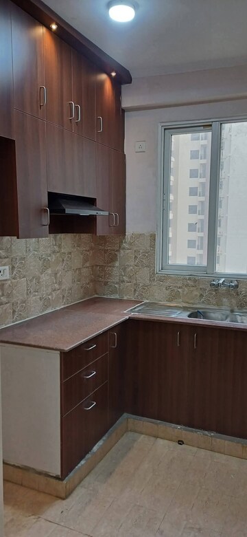 Kitchen in 2.5 BHK Apartment at Amrapali Golf Homes, Sector 4, Greater Noida – for Rent
